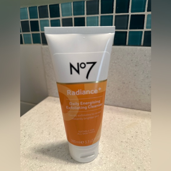 No7 | Radiance+ Daily Energizing Exfoliating Cleanser, 3.3 fl oz - Picture 4 of 6